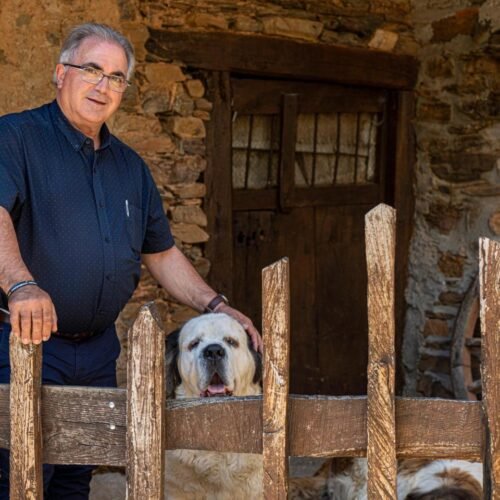 Ricardo Vila, el alcalde minero de un pueblo de 16 vecinos que ha logrado traer 25.000 turistas al año y tener playa fluvial