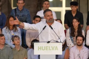 Abascal avisa a Mañueco: «Tiene que pactar con los que acusó de querer tirar seres humanos al mar»