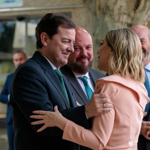 Mañueco arropa a Guardiola en su toma de posesión como presidenta de Extremadura: «Cuentas con todo mi apoyo»