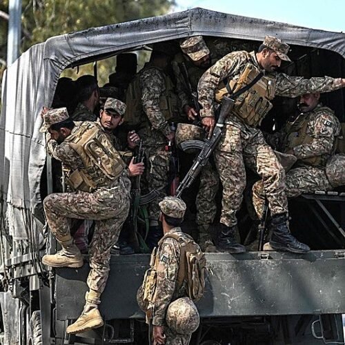 Irán y EE.UU. negocian el fin de la guerra mientras Ormuz sigue (casi) cerrado