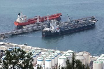 El petróleo se dispara un 5% y las Bolsas vuelven al rojo tras el enésimo cierre de Ormuz