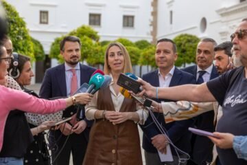 Protestas a las puertas de la Asamblea de Extremadura por el acuerdo entre el PP y Vox para investir a María Guardiola