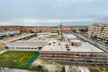 Cinco cursos con el colegio a medias: las familias de un centro público de Rivas se encierran para pedir que acaben las obras