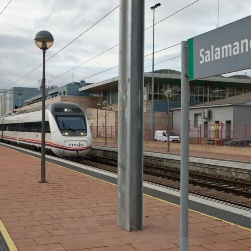 La odisea de viajar de Salamanca a Barcelona tras suprimir el tren: partir a las 5:30 con múltiples transbordos
