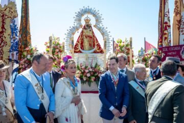 El presidente andaluz centra su precampaña en actos festivos a tres semanas de las urnas