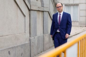 Primer juicio contra Ábalos, Koldo y Aldama por la trama de las mascarillas, en directo | El jefe de gabinete de Maroto asegura por primera vez que la exministra se reunió con Aldama en Industria