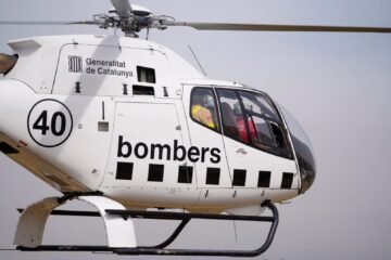 Un incendio vegetal obliga a desalojar el castillo de Montjuïc y a suspender el teleférico