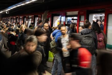 Un apuñalado y trece detenidos tras una pelea entre dos grupos en el metro de Barcelona