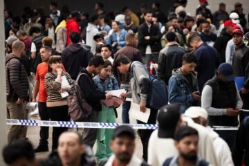 Largas colas y confusión en el primer día para la regularización: “No tengo certificado digital y es imposible que saque cita previa”