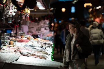 El INE confirma que las familias en España ahorran menos y disparan su consumo: qué significa que baje la tasa al 12%