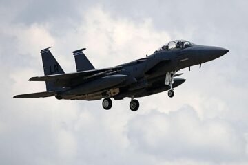 Trump asegura que EE.UU. ha rescatado al tripulante de un caza derribado que estaba desaparecido en Irán