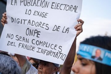 Perú en vilo: el lento recuento   no define aún quién se enfrentará a Keiko  Fujimori por la presidencia