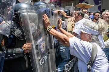 Las protestas y la represión regresan a las calles de Caracas por la mala situación económica