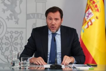 El PP exige explicaciones a Puente por defender a Zapatero y por adjudicar contratos «bajo sospecha» en Adif
