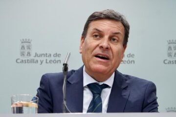 La Junta ve la situación política en España “insostenible” y asegura que el acuerdo PP-Vox está “muy próximo”