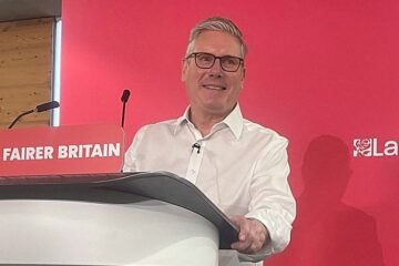 Starmer promete devolver al Reino Unido «al corazón de Europa» en un intento de frenar la crisis que amenaza su liderazgo