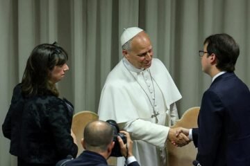 La dignidad no exige desconfiar de lo privado