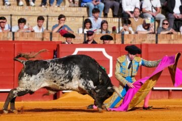 El catalán Mario Vilau da una vuelta al ruedo en su presentación en Sevilla con una buena novillada de La Cercada