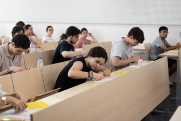 Las PAU en Cataluña: control de dispositivos electrónicos y bajada de nota por faltas