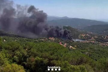 Confinados 600 vecinos de Òrrius por un incendio forestal originado en una industria