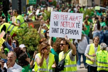 Decenas de miles de personas salen a las calles por la huelga en la educación valenciana, que vacía las aulas