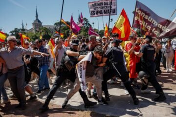 La manifestación en Madrid para exigir la dimisión de Pedro Sánchez, en imágenes