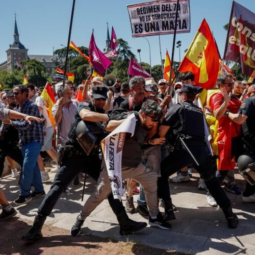 La manifestación en Madrid para exigir la dimisión de Pedro Sánchez, en imágenes