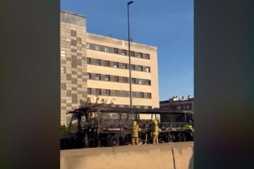 Corte parcial en la C-31 en Badalona por un incendio de un autobús que ha quedado calcinado