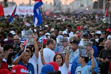 Raúl Castro ni aparece en la pobre manifestación en su defensa convocada por el régimen en La Habana