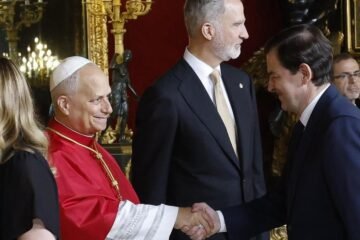 Mañueco, junto al Papa León XIV en el Palacio Real: “Que su ejemplo nos ilumine para trabajar desde la bondad”