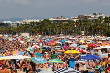 Entra en vigor: multas de hasta 1.000 euros por poner la sombrilla o la toalla en la playa para reservar sitio