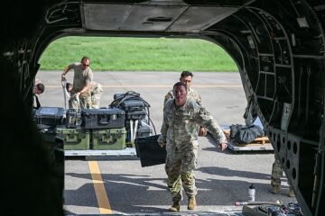 Estados Unidos despliega ya su músculo militar y financiero para auxiliar a Venezuela