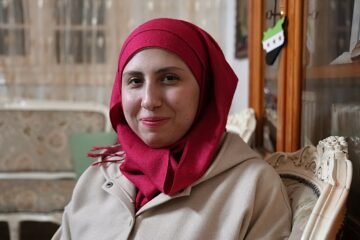 Tal al Mallohi, bloguera siria que estuvo presa 15 años: «Escuchábamos los gritos de tortura día y noche»