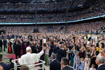 Visita del papa León XIV, en directo | El Papa asiste en el Bernabéu a su último acto multitudinario en Madrid antes de partir mañana a Barcelona