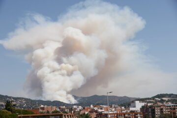 Los Bomberos dan por estabilizado el incendio de Tiana (Barcelona)