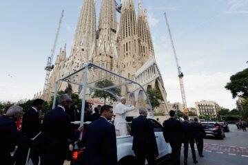 Visita del papa León XIV, en directo | El Papa llega al acto en la Sagrada Familia con los Reyes, Sánchez y varios ministros