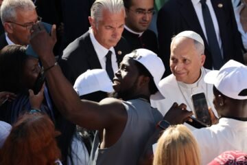 El Papa elige para su primera visita un centro de inmigrantes y sin techo: “Quien está en Madrid es de Madrid”
