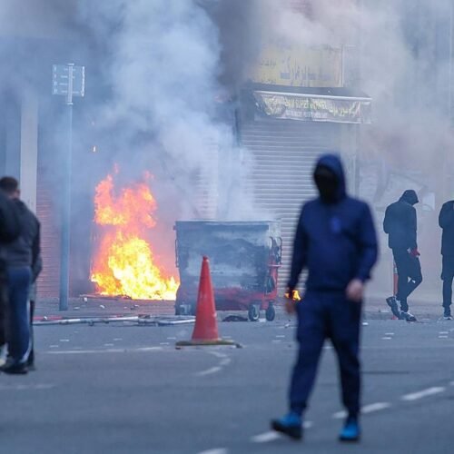 Nueva ola de disturbios contra la inmigración en Reino Unido tras el ataque de un refugiado sudanés a un hombre en Belfast