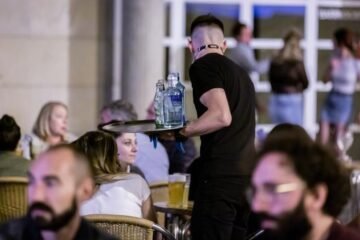 La mitad de los españoles cobran menos de 25.000 euros al año y el sueldo más frecuente supera por poco el SMI