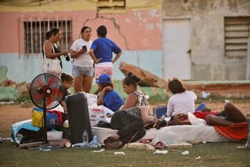 Sin casa o con miedo a las réplicas: los damnificados del terremoto pasan la segunda noche en la calle