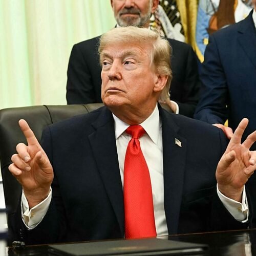 Trump sopla 80 velas en la jaula de lucha de la Casa Blanca
