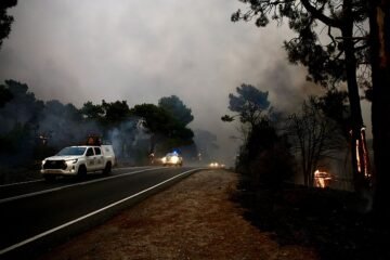 El incendio de Burgohondo obliga a desalojar otros siete pueblos y las evacuaciones ya afectan a unas 30.000 personas