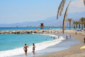 Este es el pueblo de Andalucía más barato para alquilar una casa en la playa este verano