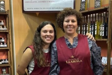Carina, dueña de una tienda de chocolate en un pueblo: «Cada 6 meses suben los precios, pero la gente valora lo artesanal»