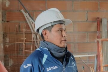 Albino, albañil boliviano en España: «Trabajando en la construcción gano unos 1.400 € al mes, en mi país serían 400 €»