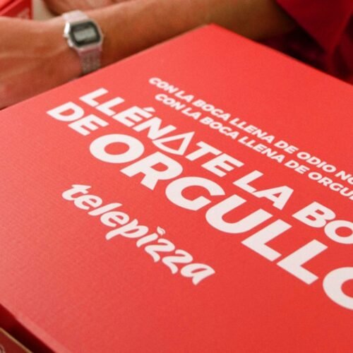 «Para ser gay, no se te nota la pluma…»: Telepizza propone un gesto inusual «callar bocas» cargadas de prejuicios contra el colectivo LGTBIQ+