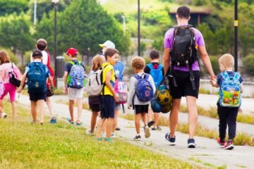 Saúl es padre de un niño de 7 años: “El campus de lunes a viernes nos ha costado 112€ y las guarderías a 80€ diarios”