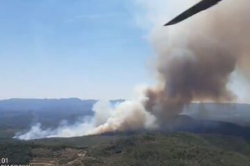 Un incendio forestal sin controlar en la provincia de Castellón obliga al desalojo de más de 500 vecinos