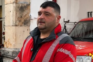 Los bomberos coinciden: «Compra un detector de humos por 10 €, el 90 % de las muertes por incendio ocurren de noche»