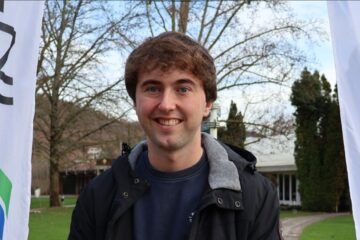 Carlos, 22 años, agricultor: «La gente no entiende que estudiando ADE me dedique al campo, para mí es estar feliz»